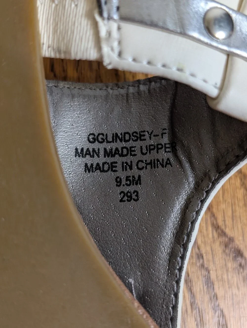 G by GUESS Lindsey White Silver Logo Thong Sandals Women’s Size 9.5